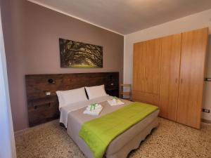 una camera con un letto e una coperta verde di Antonella's Home a Cavallino-Treporti