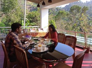 Nápoje v ubytování Riverbench Homestay Munnar, Anaviratty