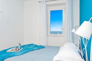 1 dormitorio con 1 cama y ventana en Queen of Sea Diamond, Terre Marine, en Manarola