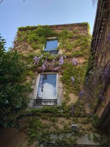 ein Gebäude mit lila Blumen auf der Seite in der Unterkunft La Villa Victoria -Malzéville Village -120m2 in Nancy