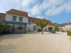 翁赞Rêve de Loire chambres d'hôtes au calme au pied des châteaux de la Loire的车道中间有树的房子