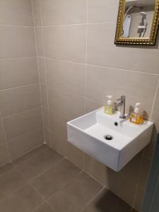 bagno con lavandino bianco e specchio di PINNACLE KELANA JAYA a Petaling Jaya