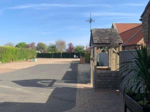a small building on the side of a driveway at Meals Farm - Courtyard Room in North Somercotes