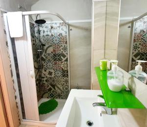 La salle de bains est pourvue d'une douche et d'un lavabo blanc. dans l'établissement Room n.22, à Tarente
