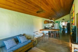 Una sala de estar con un sofá azul y una mesa. en Casa do Pescador, en Praia do Espelho