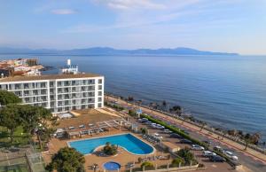 an aerial view of a hotel and the ocean at RVHotels Nieves Mar in L'Escala