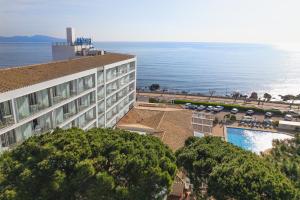 an aerial view of a hotel and the ocean at RVHotels Nieves Mar in L'Escala