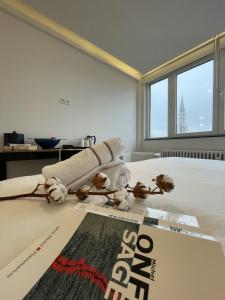 um quarto com uma cama com animais de peluche em Centerstay Brussels em Bruxelas