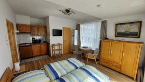 a living room with a couch and a kitchen at Ferienhaus Nordstrand Whg 3 in Baltrum