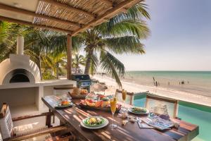 stół z talerzami jedzenia na plaży w obiekcie Hotel Boutique Casa Muuch Holbox - Solo Adultos w mieście Isla Holbox