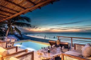 ホルボックス島にあるHotel Boutique Casa Muuch Holboxのプールと海のあるヴィラ