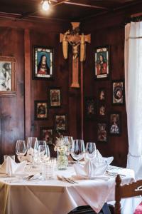 - une table avec des verres et des serviettes dans un restaurant dans l'établissement Alpenhotel Heimspitze, à Gargellen
