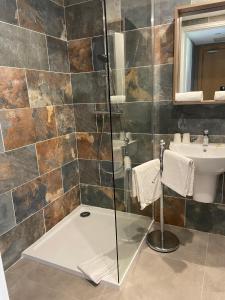 La salle de bains est pourvue d'une douche et d'un lavabo. dans l'établissement Hotel Regina, à Sète