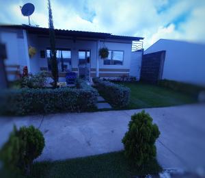 ein weißes Haus mit einem Hof mit einem Haus in der Unterkunft Bedroom Airport in Maceió