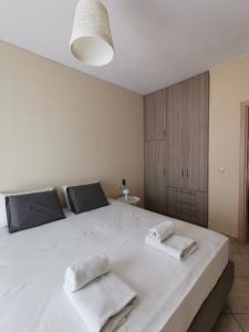 sypialnia z dużym białym łóżkiem z 2 poduszkami w obiekcie Venetiko rooms w Chios