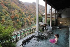 黒部市にある延対寺荘 の女が温泉に入る