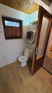 un piccolo bagno con servizi igienici e finestra di Krpáčovo, Nízke Tatry - chata na kraji lesa a Dolná Lehota