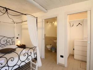 1 dormitorio con 1 cama y baño en Hotel Calabernardo Noto Marina en Calabernardo