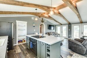 Il comprend une cuisine et un salon avec des plafonds en bois. dans l'établissement Texas Treehouse, à Galveston