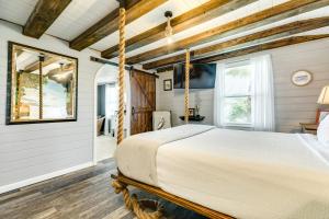 une chambre avec un lit dans une pièce avec des plafonds en bois dans l'établissement Texas Treehouse, à Galveston