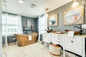 une salle de bains avec baignoire et lavabo dans l'établissement Texas Treehouse, à Galveston 22 autres photos