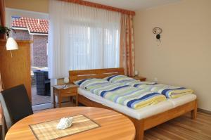 Tempat tidur dalam kamar di Ferienhaus Nordstrand Whg 3
