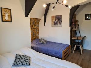- une chambre avec deux lits, une échelle et une chaise dans l'établissement Mont Naïa, à Pontorson