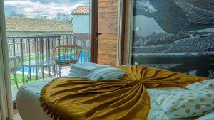 1 Schlafzimmer mit einem Bett und einem Balkon mit Aussicht in der Unterkunft The Village House by CDV in Carrazeda de Ansiães