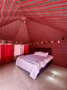 Llit o llits en una habitació de Wadi Rum Silk Road Camp