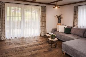 Alpin Lodges - Moderne Appartements mit Zugang zu 3000 qm SPA Panoramahotel Oberjoch的休息区