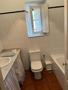 a bathroom with a toilet and a sink and a tub at Cantabria in Cabezón de la Sal