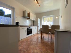 een keuken met een tafel en stoelen in een kamer bij 8001 - Sol y Mar in Dahme