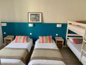 Voodi või voodid majutusasutuse Hôtel de Flore toas