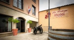 un wagon devant un bâtiment avec un hôtel dans l'établissement Hotel La Bodega, à Ciudad-Rodrigo