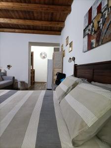 um quarto com uma cama grande num quarto em Bed and breakfast Raggio di Sole em Iglesias