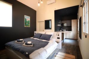 Maison 1686 في Niedernai: غرفة نوم بسرير كبير عليها منشفتين