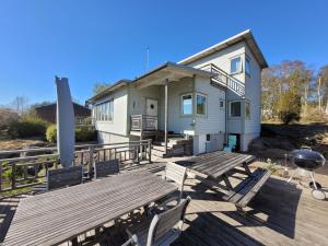 Casa con terraza con bancos y parrilla en Villa Lotta, en Åsa