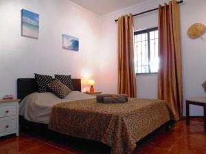 a bedroom with a bed and a window at Villa Cabanas in Tavira