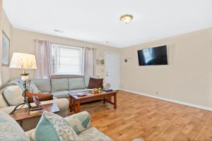 ein Wohnzimmer mit einem Sofa und einem Tisch in der Unterkunft Turtle Shack - Ocean Isle Beach -Whole Beach House in Ocean Isle Beach