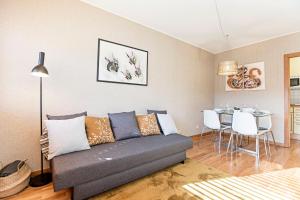 sala de estar con sofá y mesa en Cozy Flat in Foz by LovelyStay, en Oporto