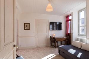 Sala de estar con cama y mesa en La Maison de Claire en Flavigny-sur-Ozerain