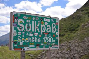 a sign on the side of a mountain at Gasthof Hirschenwirt in Schöder