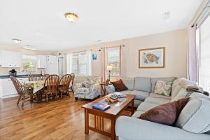 Seating area sa Turtle Shack - Ocean Isle Beach -Whole Beach House