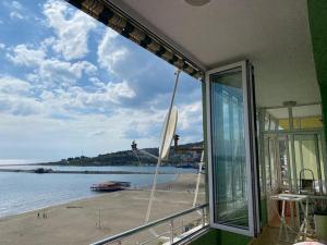 een raam met uitzicht op het strand bij Stunning Sea View Apartment in Shëngjin