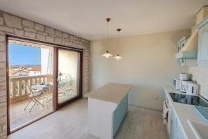 Kuchnia lub aneks kuchenny w obiekcie Salvia 4 Stars Apartment