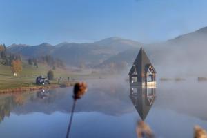 Una barca in acqua con un palo in acqua di Gasthof Hirschenwirt a Schöder