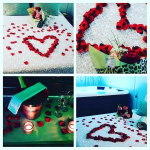 un collage de cuatro fotos con corazones rojos en una cama en Les Fines Bulles & spa, en Bourseville