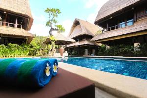 Der Swimmingpool an oder in der Nähe von Radiant Jepun Villa