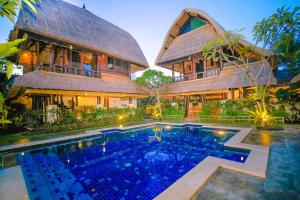 ein Haus mit einem Swimmingpool davor in der Unterkunft Radiant Jepun Villa in Legian