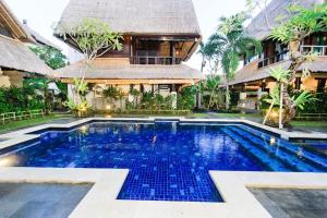 Der Swimmingpool an oder in der Nähe von Radiant Jepun Villa